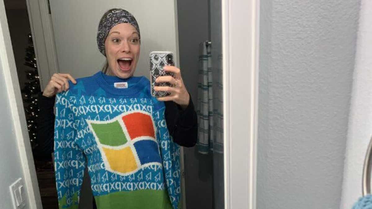 Фото дня: Microsoft роздала "потворні" светри з логотипом Windows XP