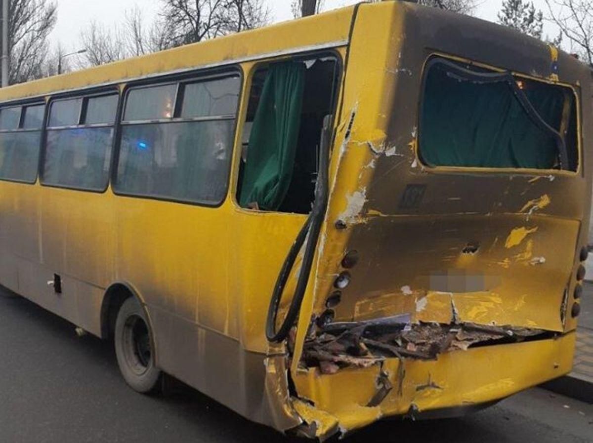 ДТП в Киеве 13.12.2019: маршрутка и фура, есть пострадавшие