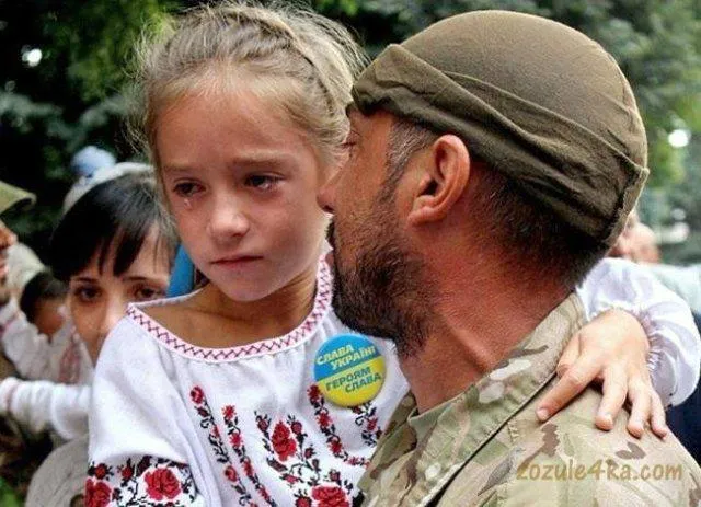 Дитина з військовим