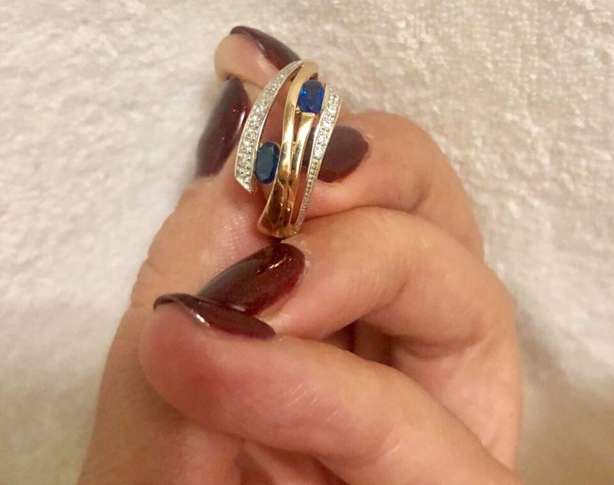 У Києві пес знайшов у викинутій хлібині каблучку із діамантами і сапфірами У Києві пес знайшов у викинутій хлібині каблучку із діамантами і сапфірами