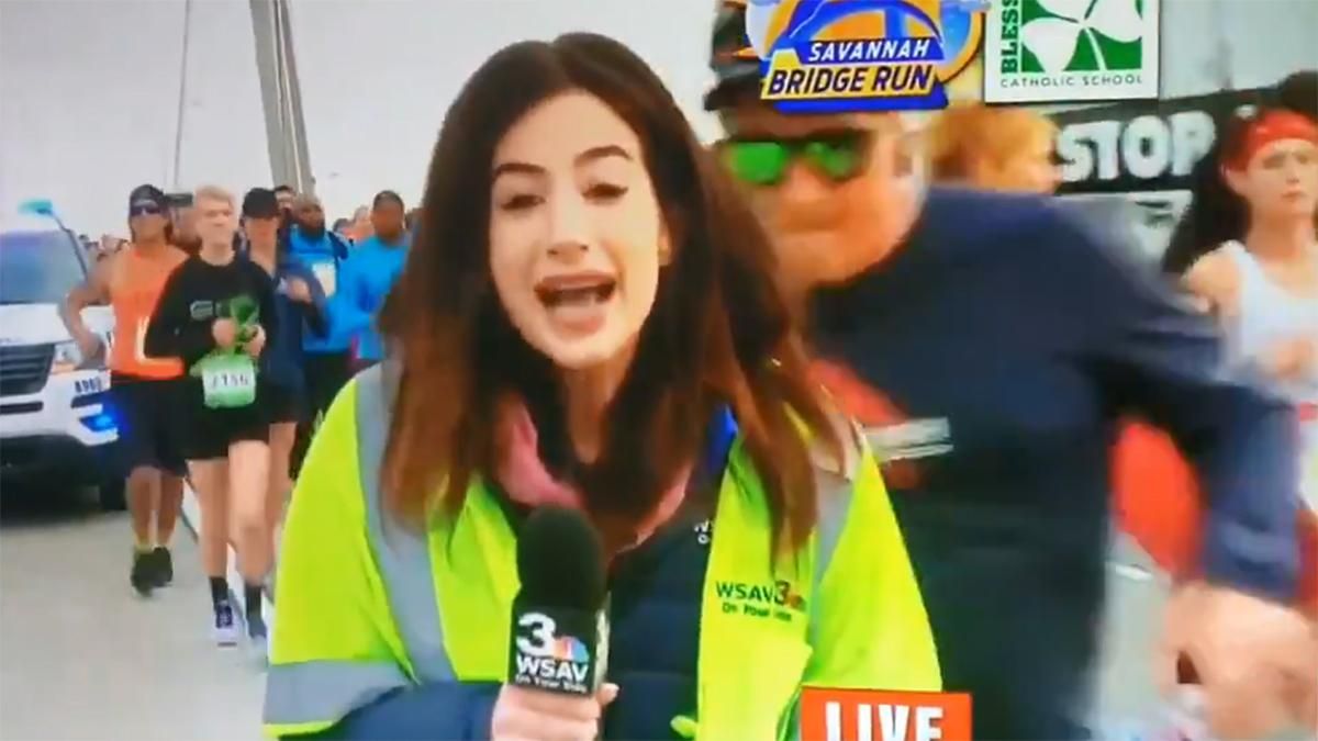 Бегун во время марафона ударил по ягодицам журналистку: курьезное видео Бегун во время марафона ударил по ягодицам журналистку: курьезное видео