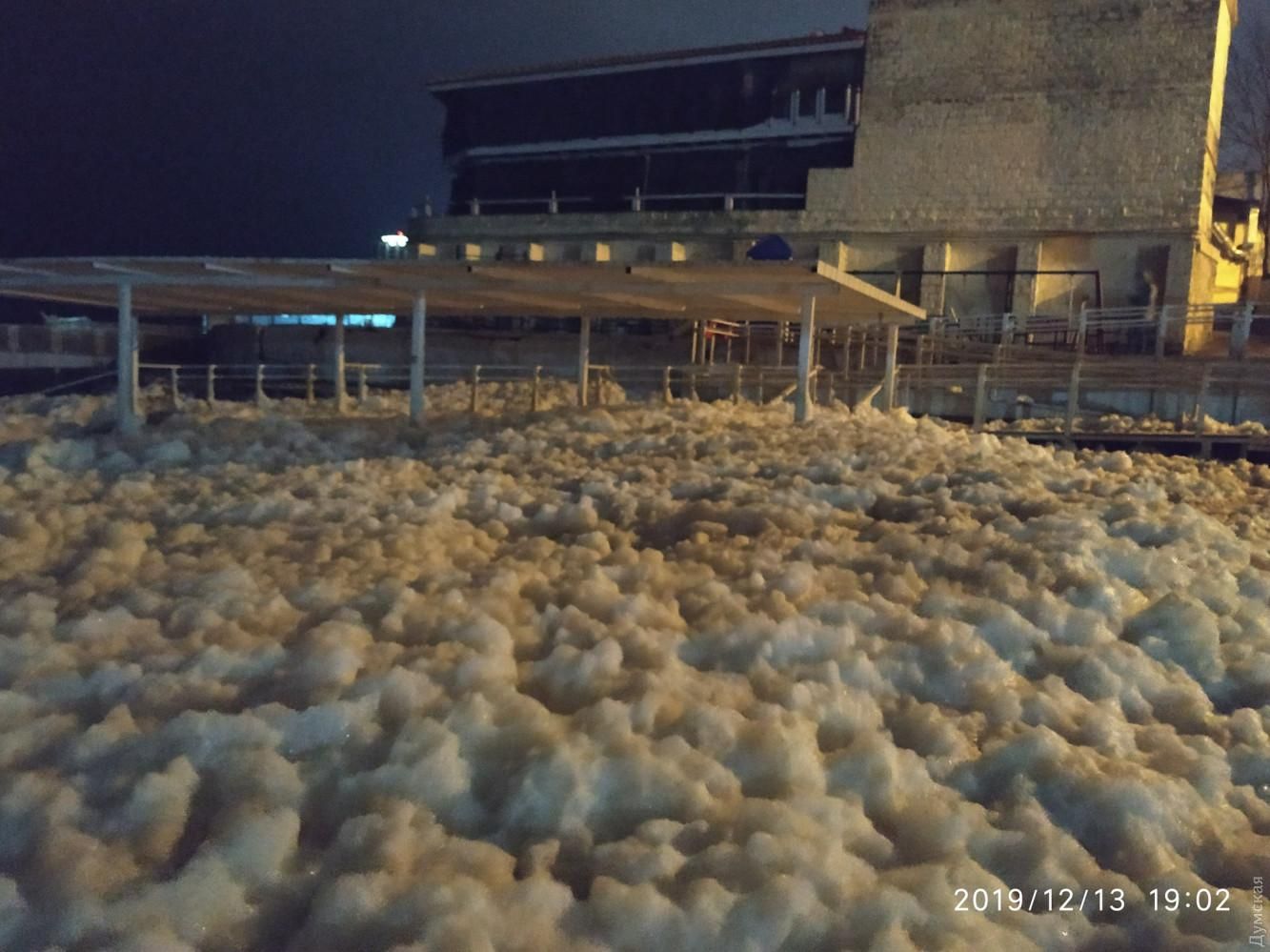 Одеські пляжі після шторму вкрилися піною: дивовижні фото Одеські пляжі після шторму вкрилися піною: дивовижні фото