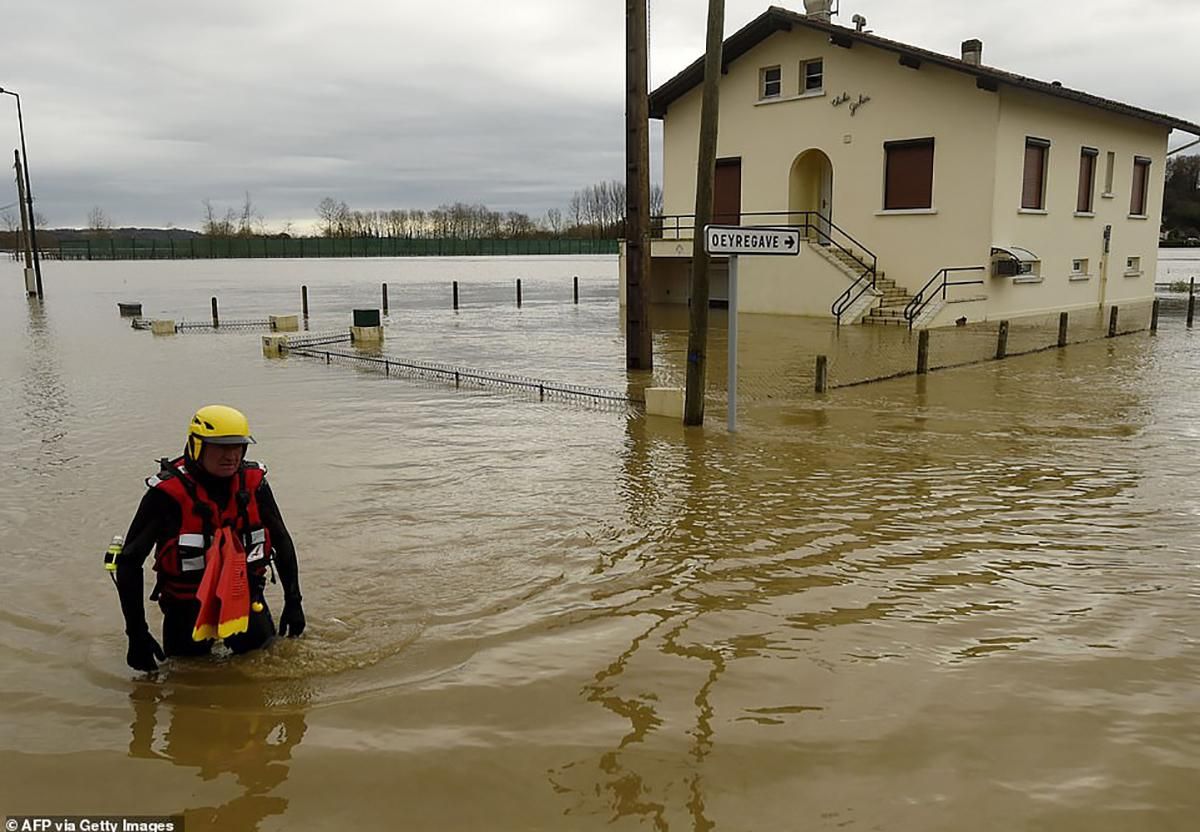 Францию накрыло наводнение, есть первые жертвы: жуткие фото, видео