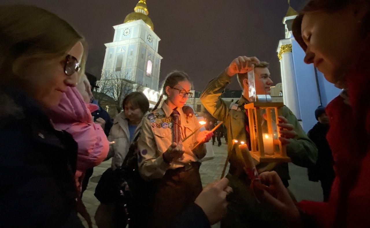 Пластуни привезли Вифлеємський вогонь миру в Україну: фото, відео