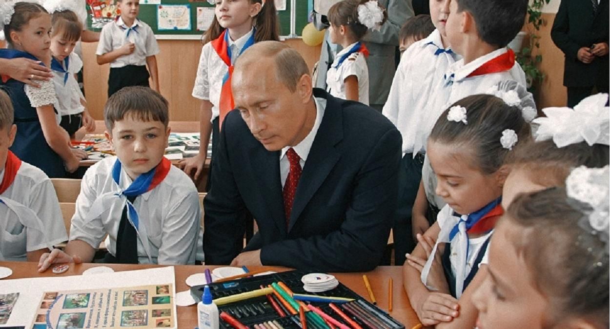 У Росії школярів змусили роздягненими стрибати з вікна у сніг: відео У Росії школярів змусили роздягненими стрибати з вікна у сніг: відео