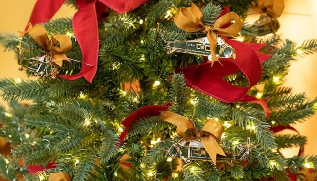 Главную елку Белого дома украсили игрушкой вертолета украинского конструктора: фото Главную елку Белого дома украсили игрушкой вертолета украинского конструктора: фото