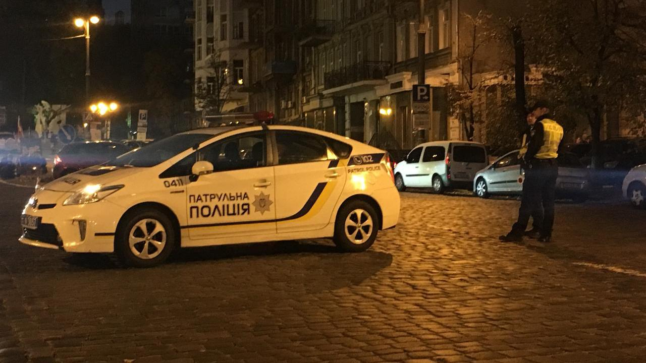 Бл*дь, где документы: пьяные мажорки на Bentley устроили перепалку с полицией – видео