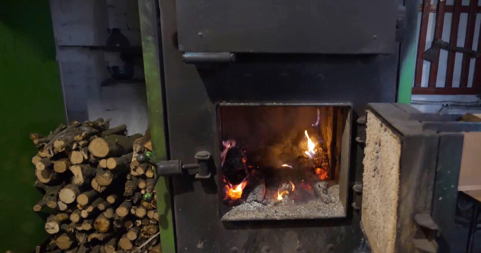 Батькам довелося збирати дрова: кілька шкіл на Харківщині залишилися без тепла