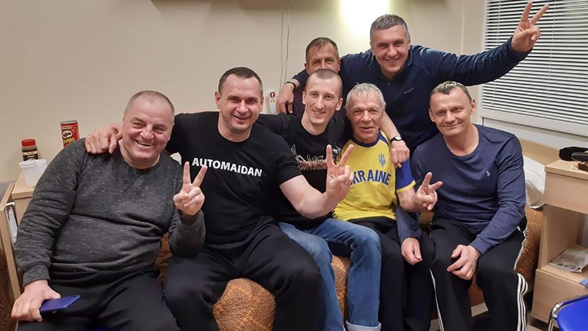 Бывшие пленники Кремля сожгли российские флаги в Латвии: видео Бывшие пленники Кремля сожгли российские флаги в Латвии: видео