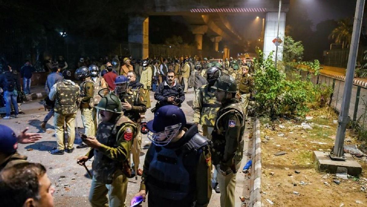 Масові заворушення в Нью-Делі: десятки постраждалих Масові заворушення в Нью-Делі: десятки постраждалих