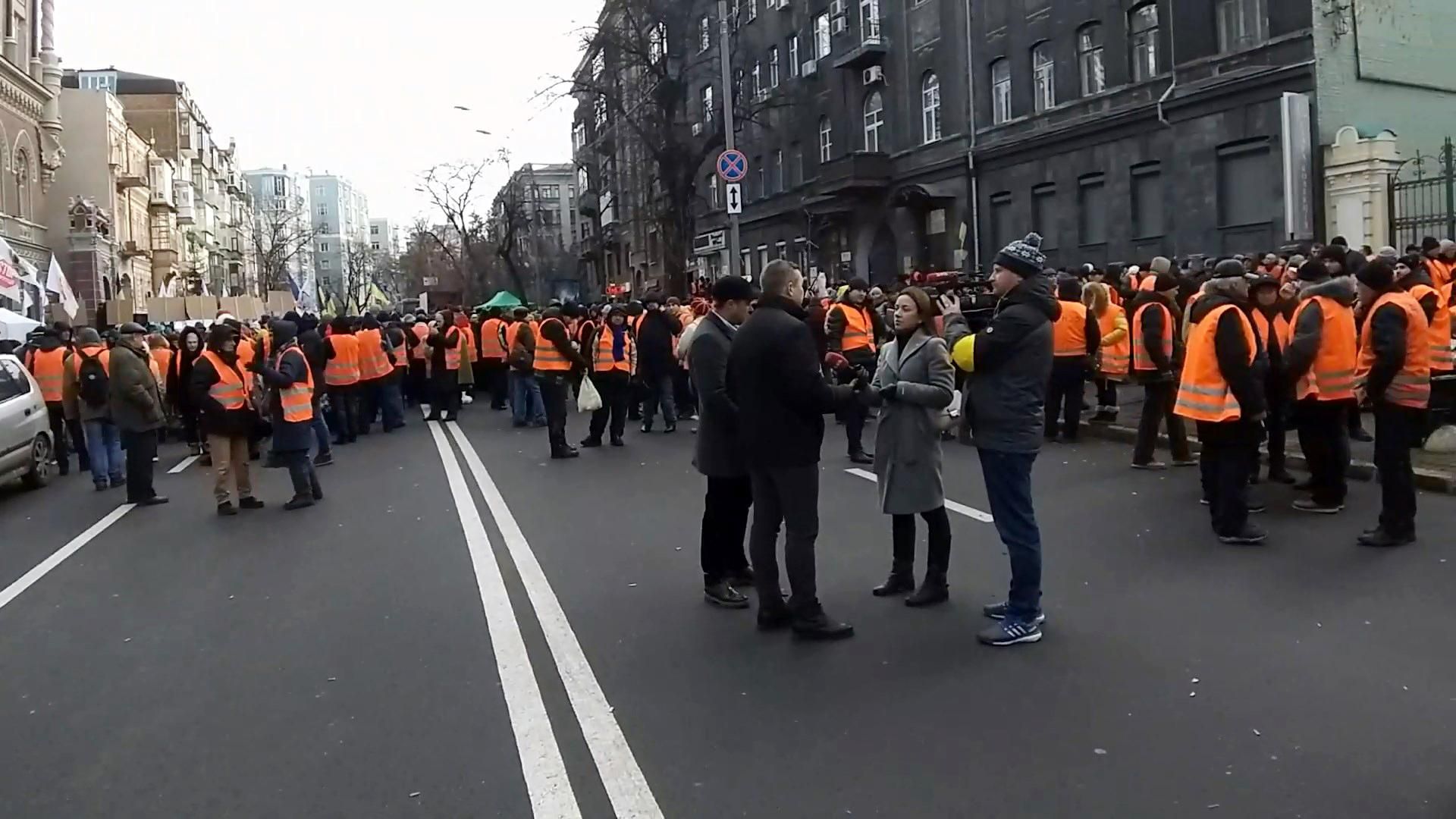 Під НБУ зігнали працівників заводів, підконтрольних Коломойському: відео