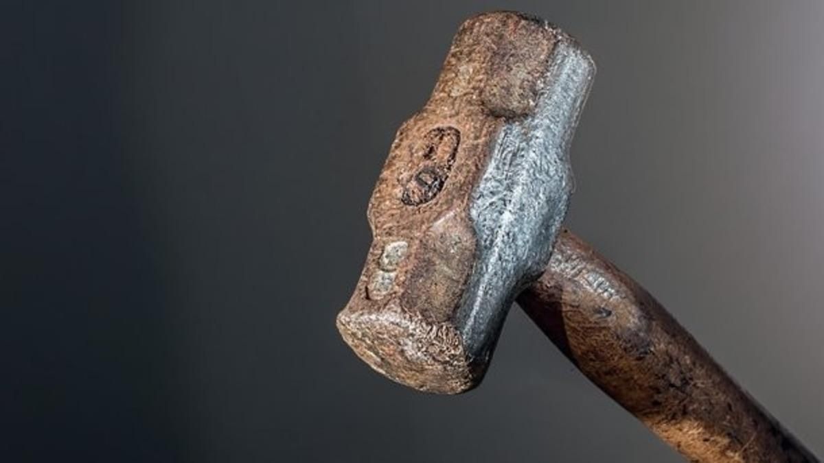 У Черкасах чоловік молотком побив водія лімузина У Черкасах чоловік молотком побив водія лімузина