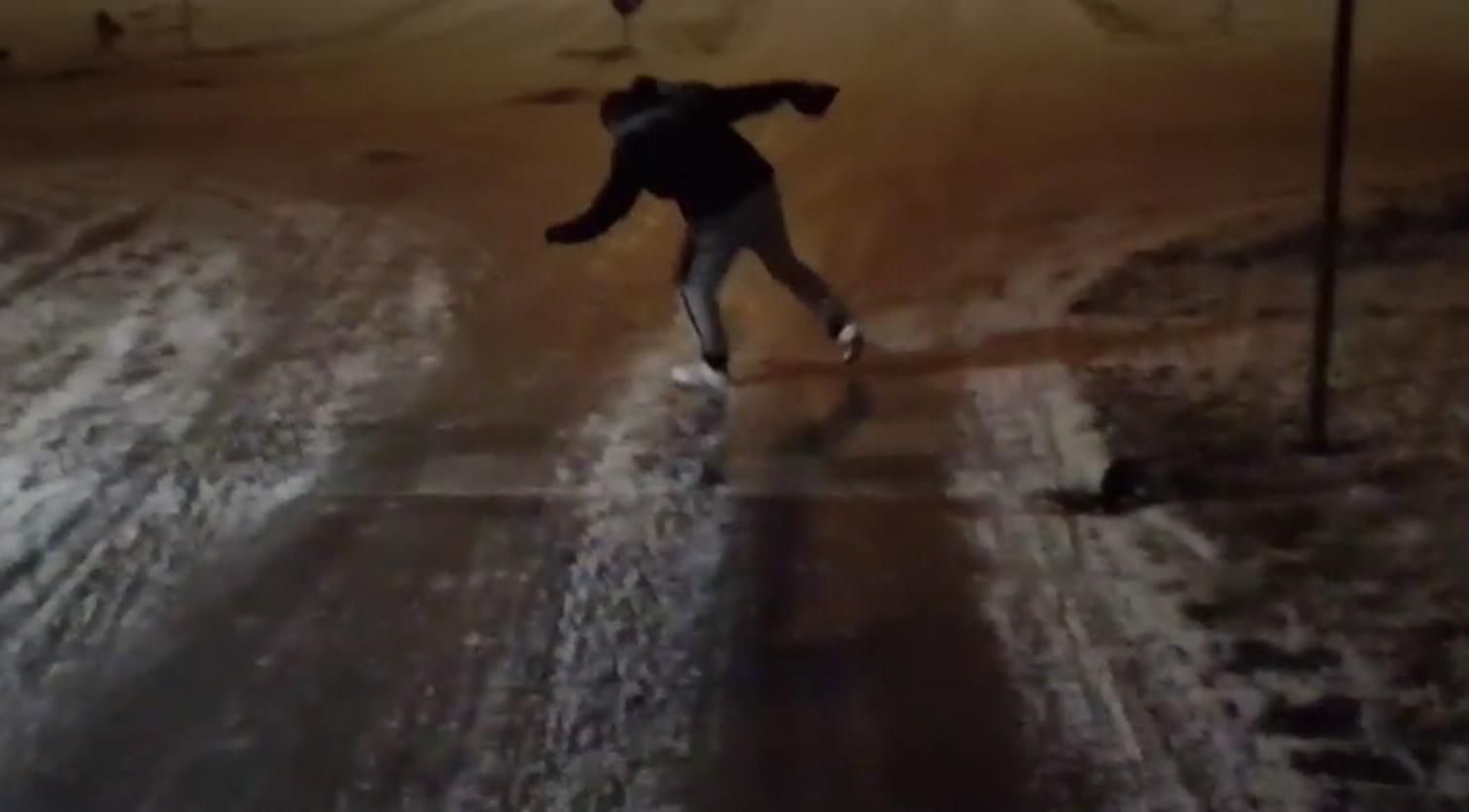 Потужний ураган збиває туриста з ніг в Ісландії: шокуюче відео Потужний ураган збиває туриста з ніг в Ісландії: шокуюче відео