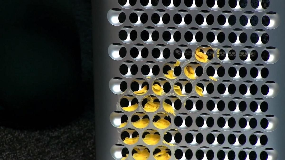 Корпусом нового Mac Pro натерли сыр: забавное видео Корпусом нового Mac Pro натерли сыр: забавное видео