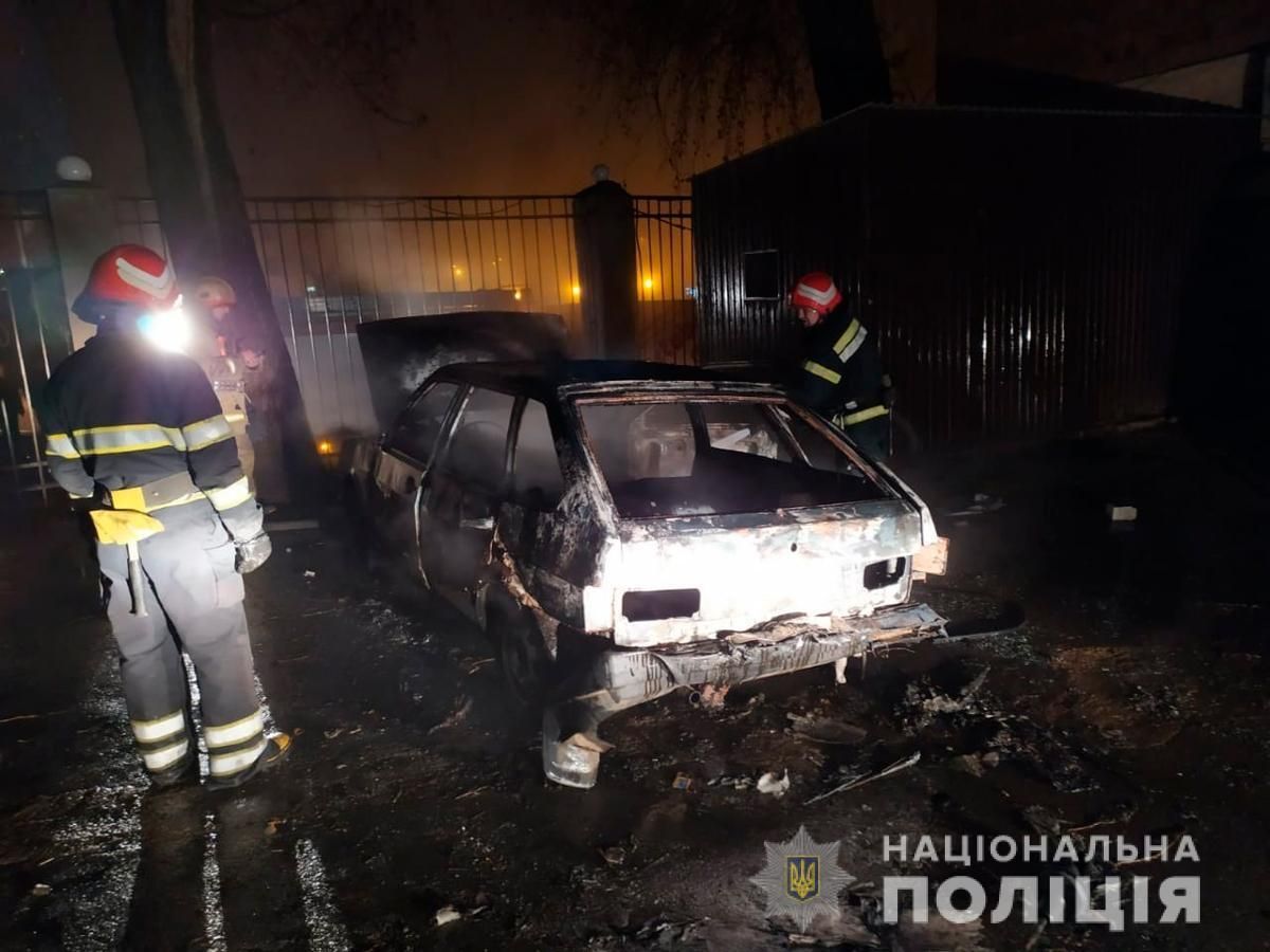 В Черновцах мужчина за ночь повредил 31 авто: три из них поджег