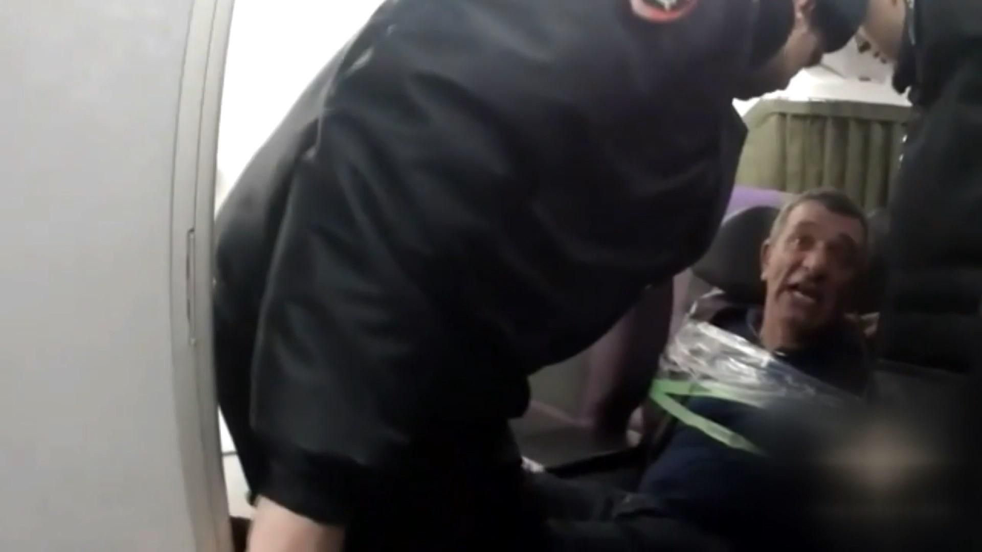 У Росії неадекватного пасажира літака заспокоїли скотчем: відео інциденту
