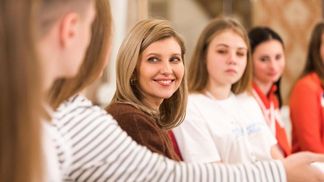 Елена Зеленская примерила трендовое пальто для поездки в Баку: первое фото