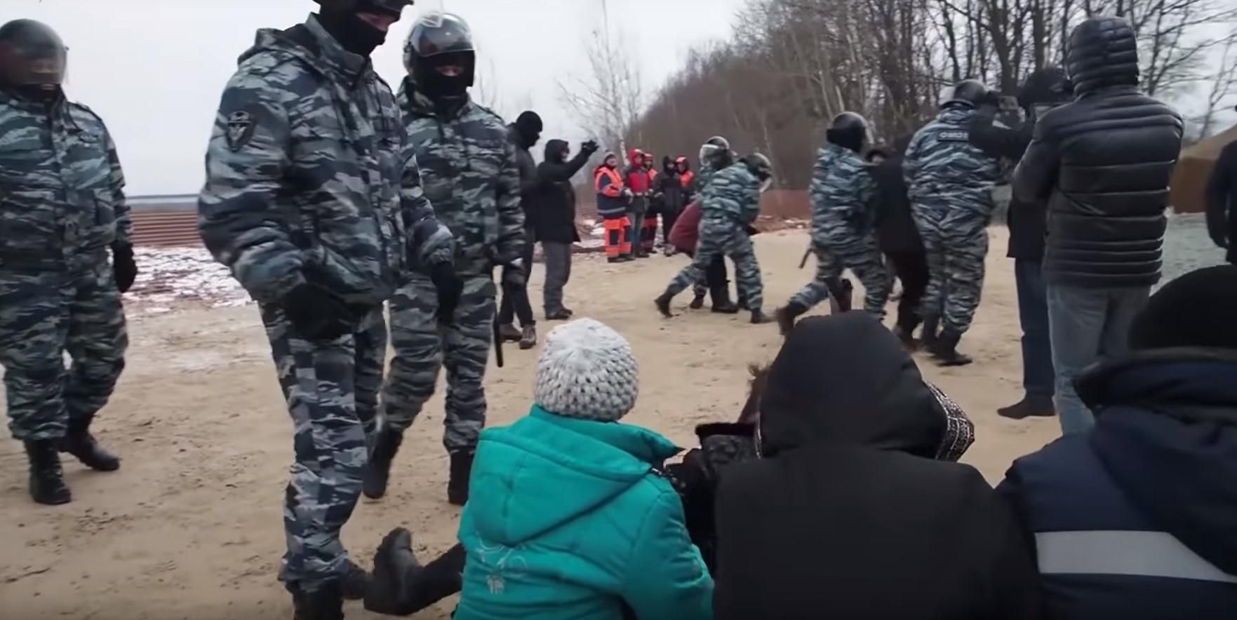 На мітингу в Росії жорстоко пов'язали жінок та літніх людей: фото, відео