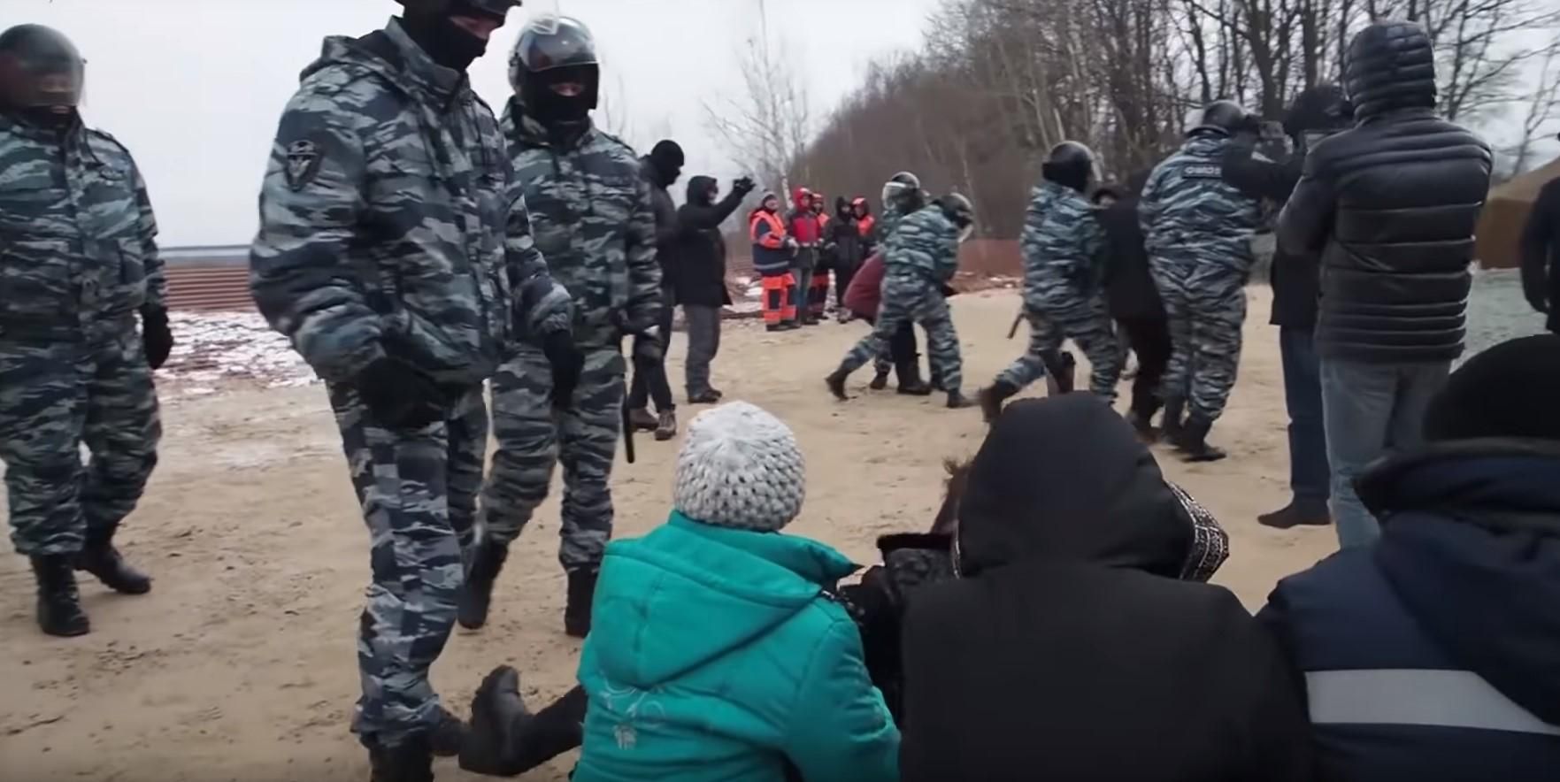 На митинге в России жестоко повязали женщин и пожилых людей: фото, видео -  Новости России - 24 Канал