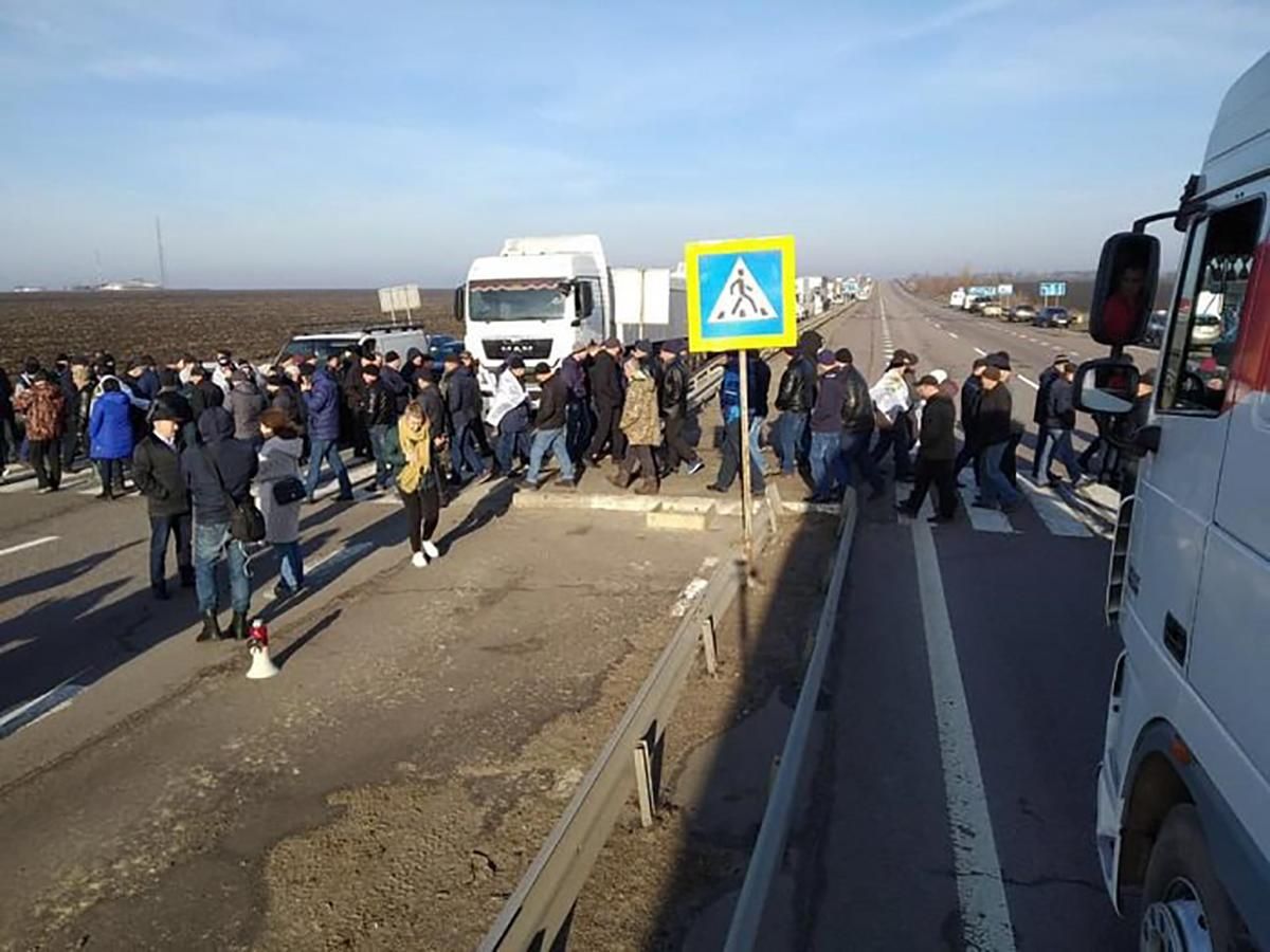 У 10 областях України аграрії перекрили дороги, протестуючи проти продажу землі: фото