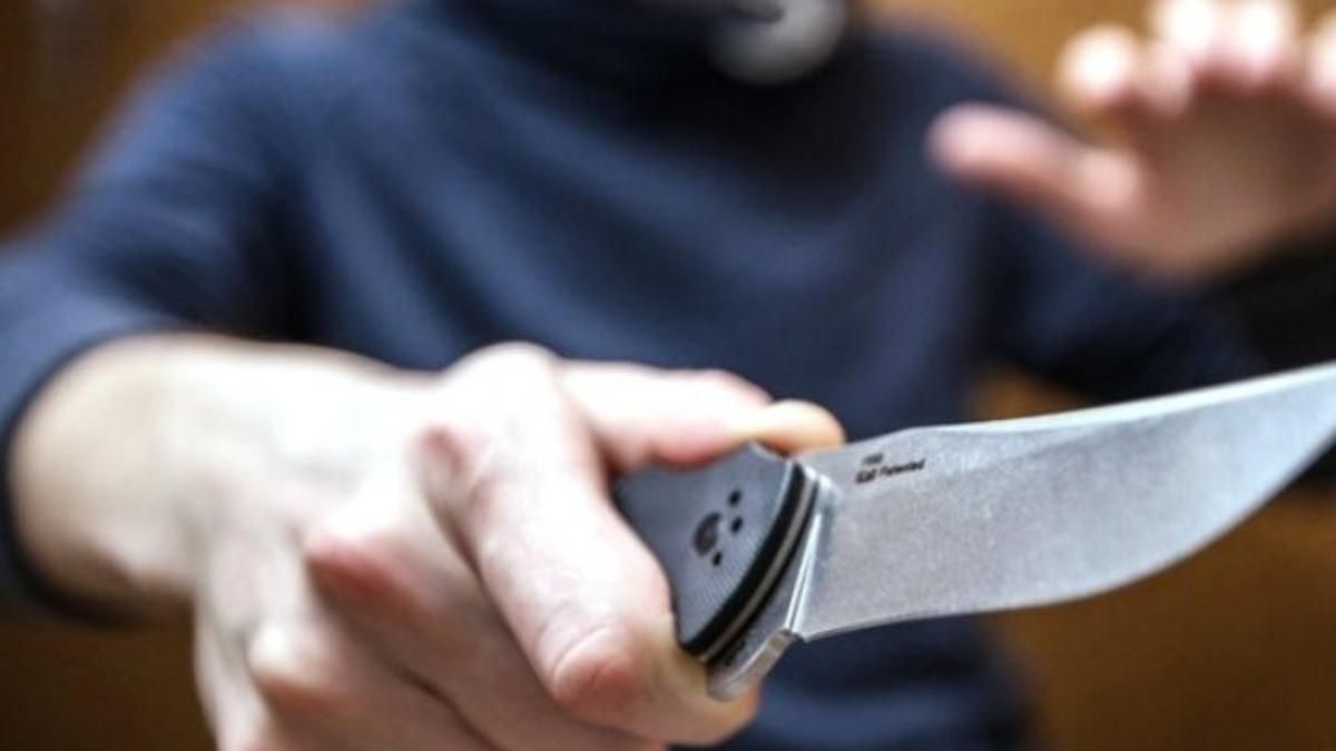 В Черкассах мужчина с ножом бросался на прохожих В Черкассах мужчина с ножом бросался на прохожих