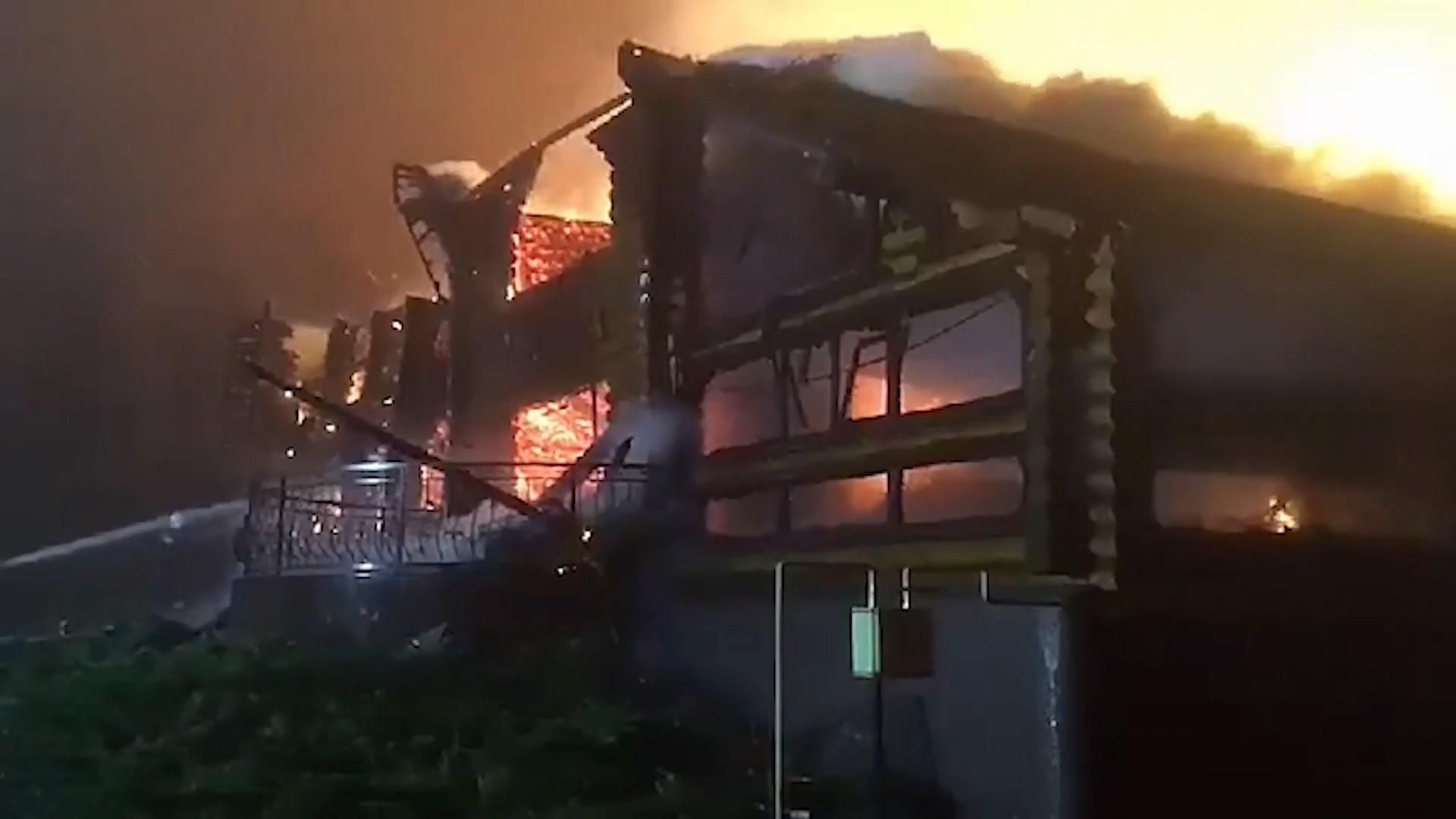 Под Днепром сгорел огромный ресторан: шокирующие фото и видео