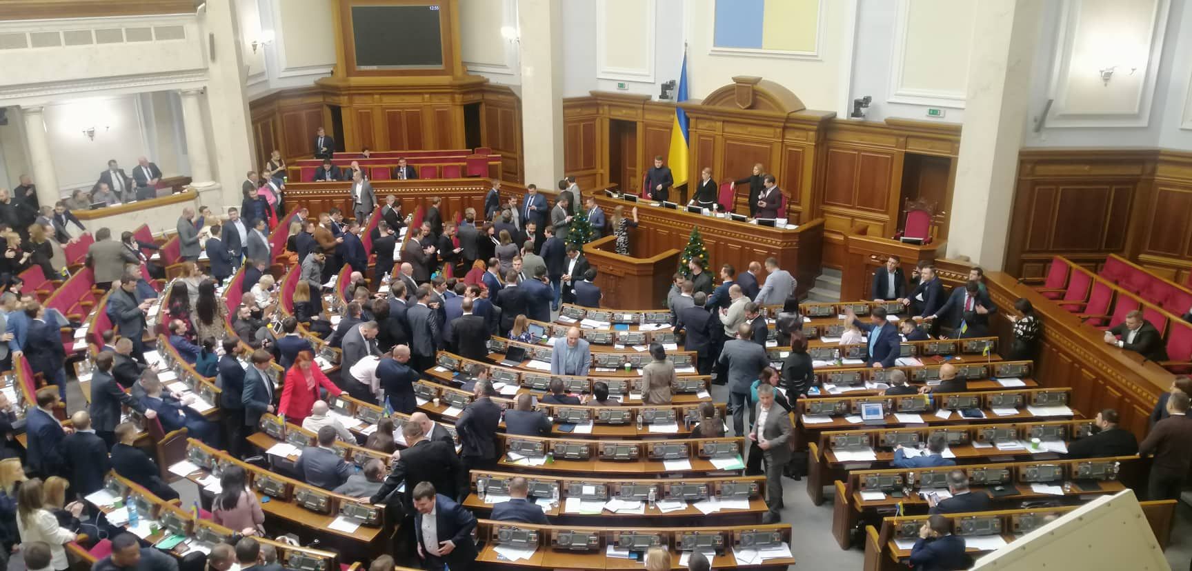Тимошенко в Раде заблокировала президиум и заняла место Разумкова: видео