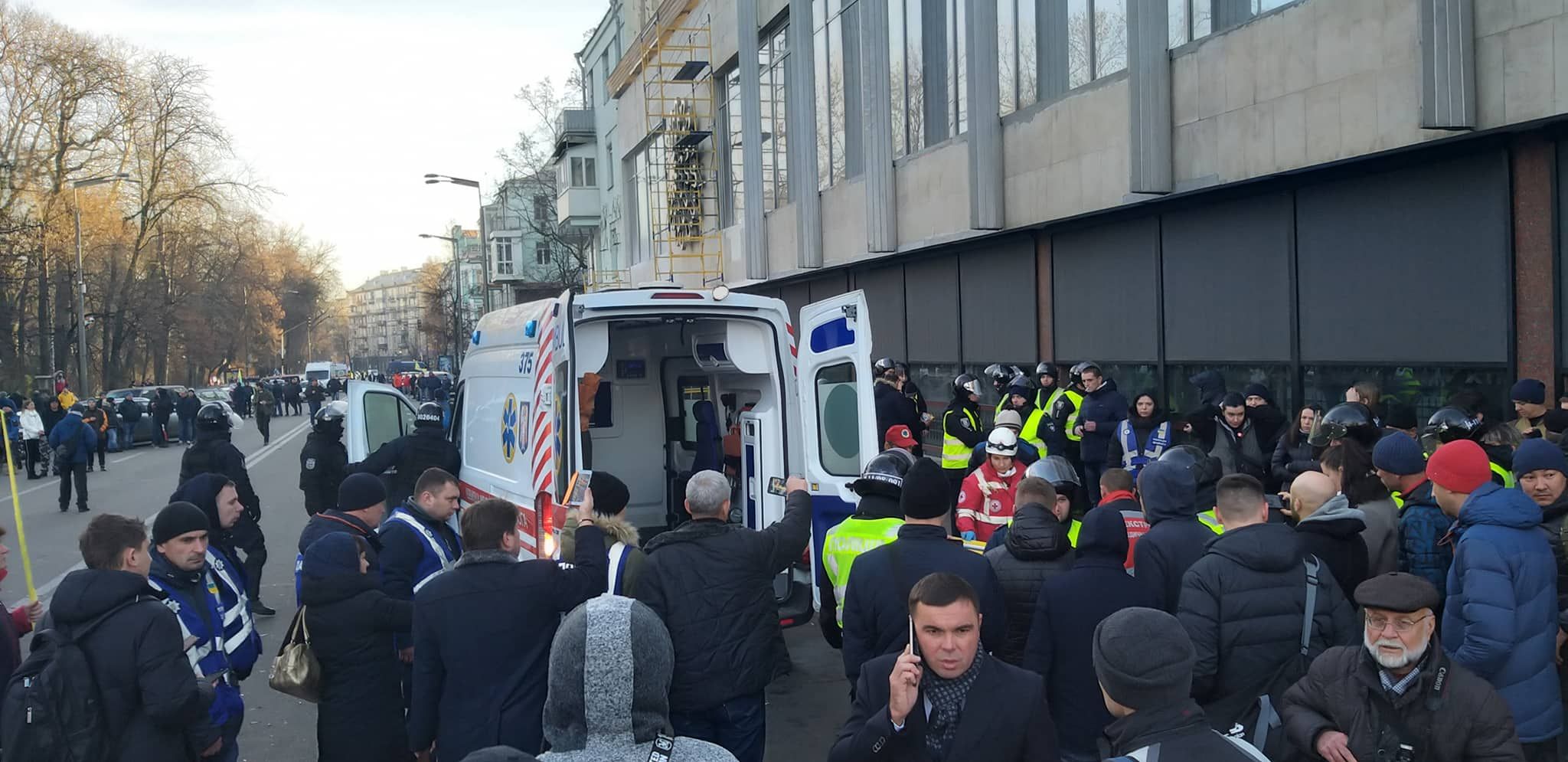 Столкновения под Радой: протестующие разбили окна и разобрали мостовую, есть задержанные Столкновения под Радой: протестующие разбили окна и разобрали мостовую, есть задержанные