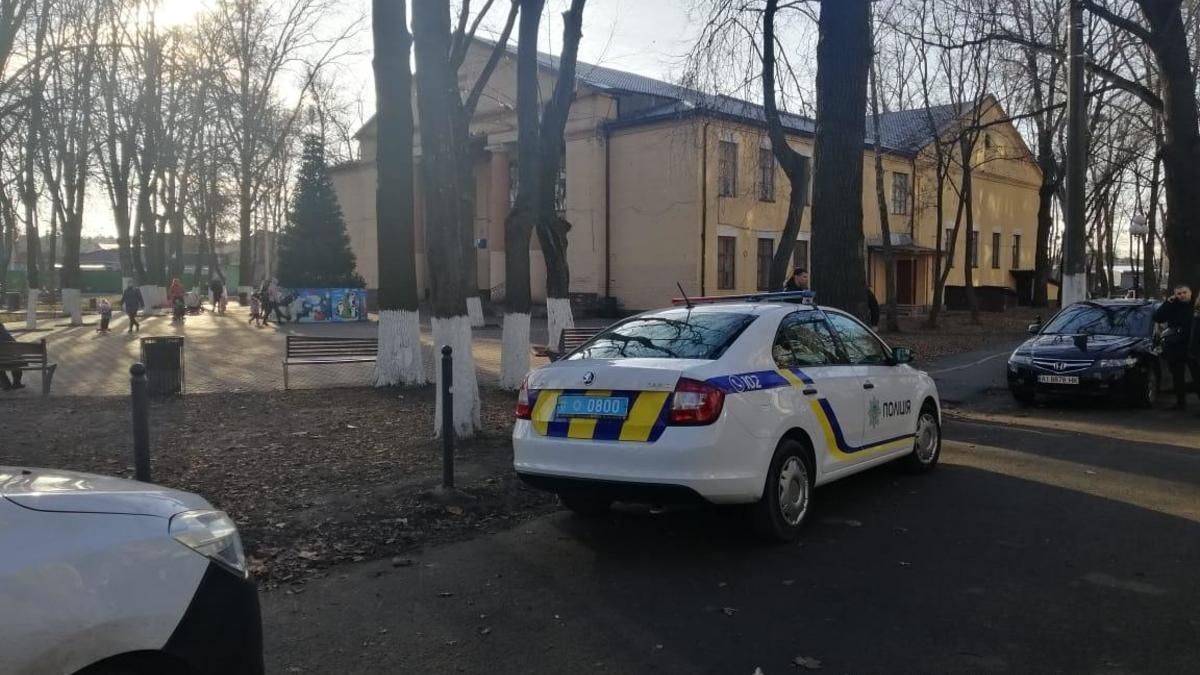 На Київщині двоє невідомих із ножем напали на працівника будинку культури