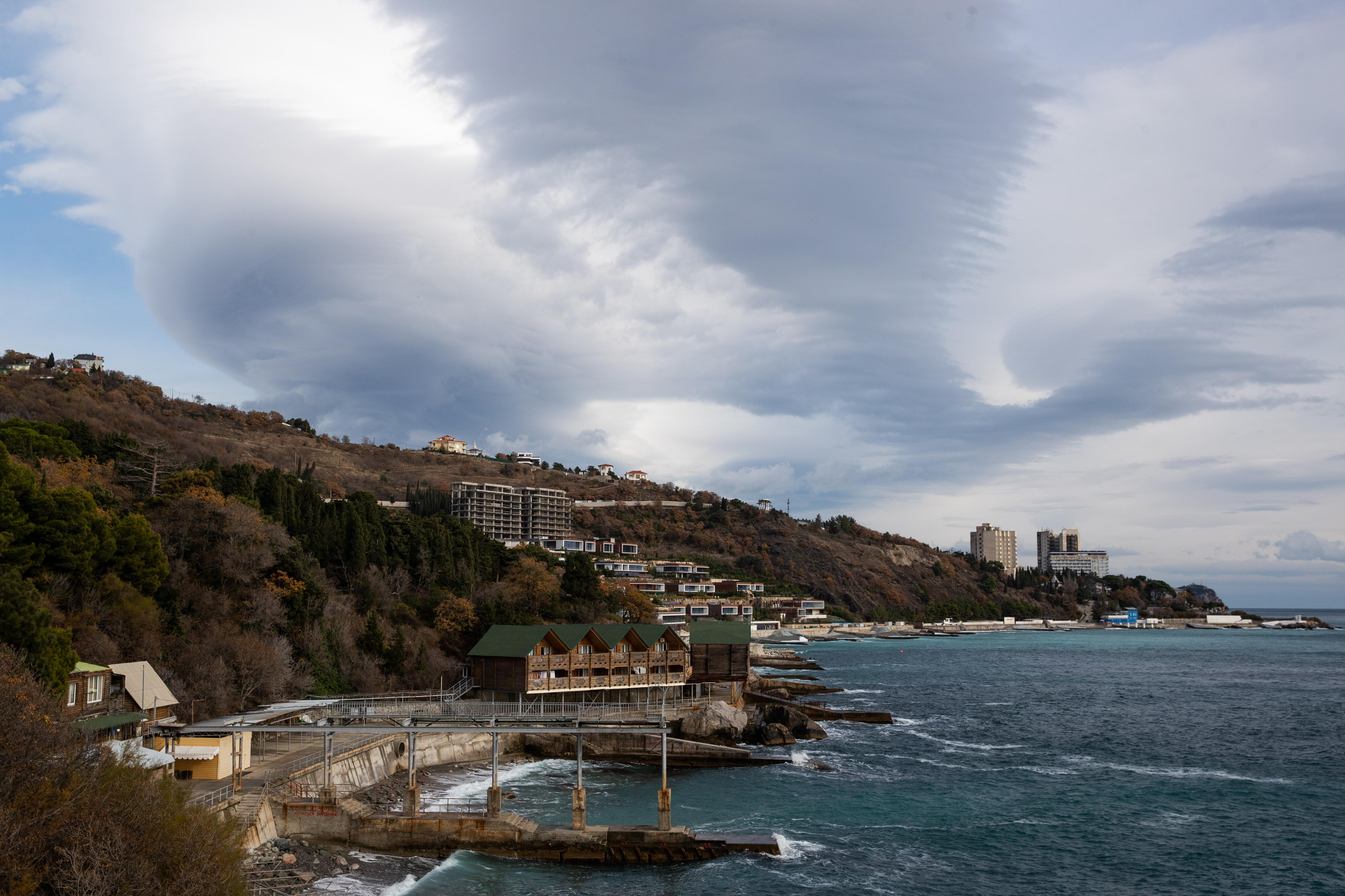 Компании бизнесмена Хмельницкого несколько лет работали в Крыму – расследование