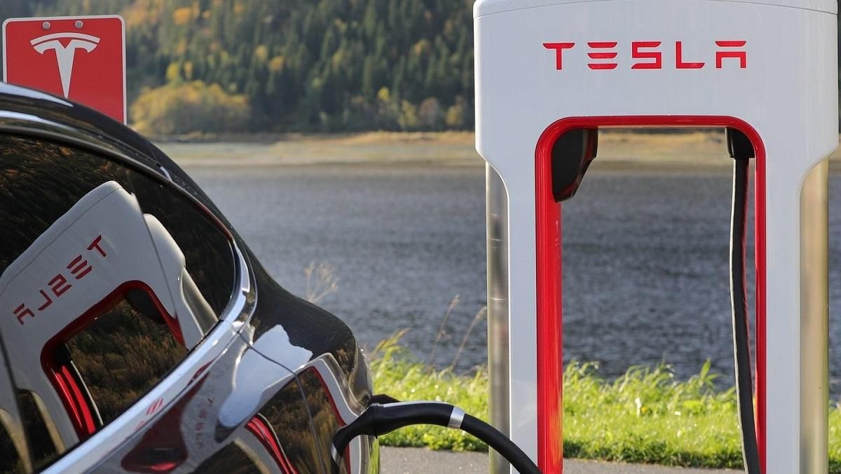 Tesla випереджає всіх конкурентів у технологічності своїх акумуляторів Tesla випереджає всіх конкурентів у технологічності своїх акумуляторів