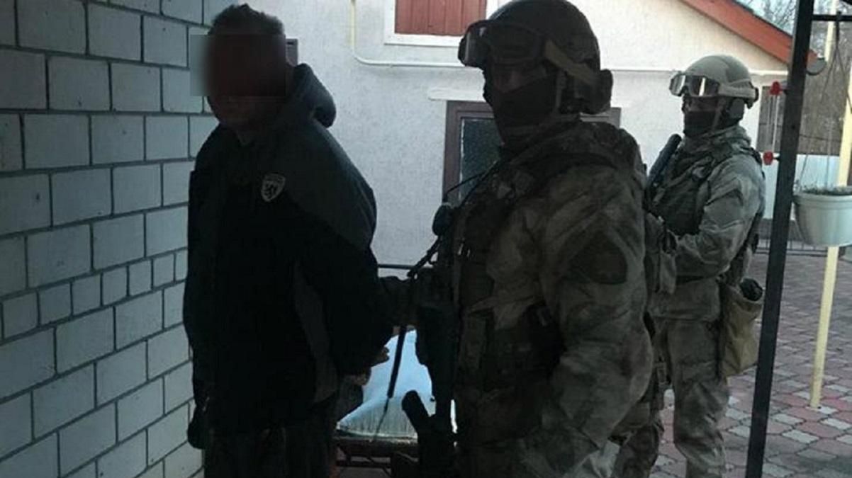 Злоумышленника, стрелявшего в полицейских под Киевом задержали: видео задержания