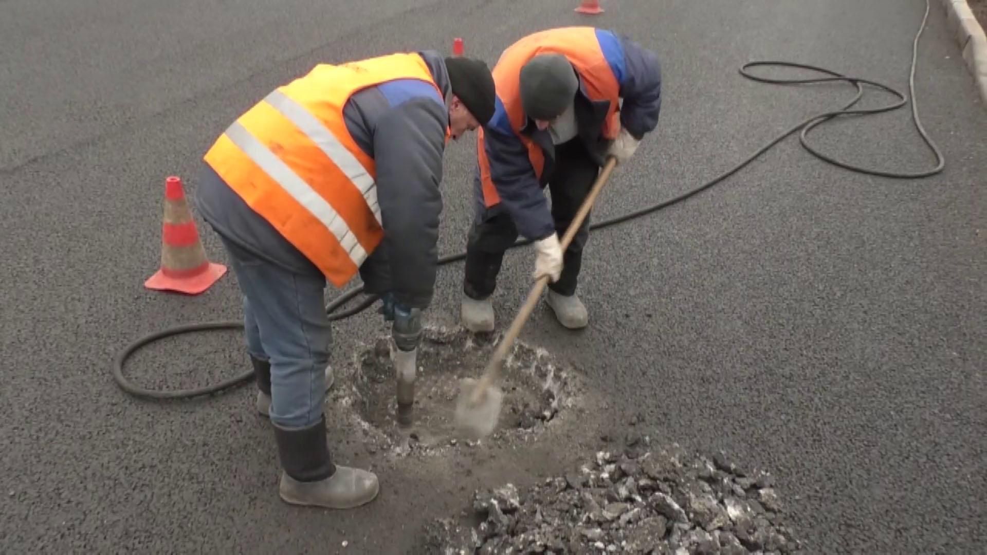 В Черкассах во время ремонта дорог заасфальтировали люки: что говорят в мэрии