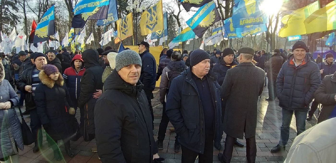 Протести під Радою: поліції довелося заспокоювати провокатора – фото, відео