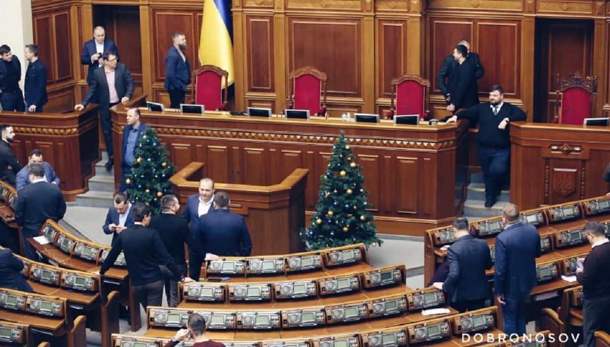 "Слуги народу" з самого ранку "охороняли" президію Верховної Ради: фото "Слуги народу" з самого ранку "охороняли" президію Верховної Ради: фото