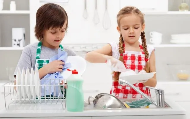 Діти миють посуд