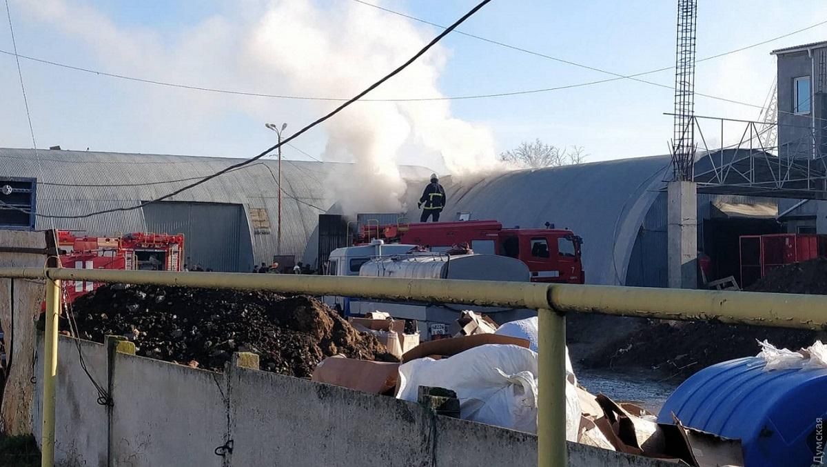 Рятувальники ліквідували пожежу на "7 кілометрі" в Одесі Рятувальники ліквідували пожежу на "7 кілометрі" в Одесі