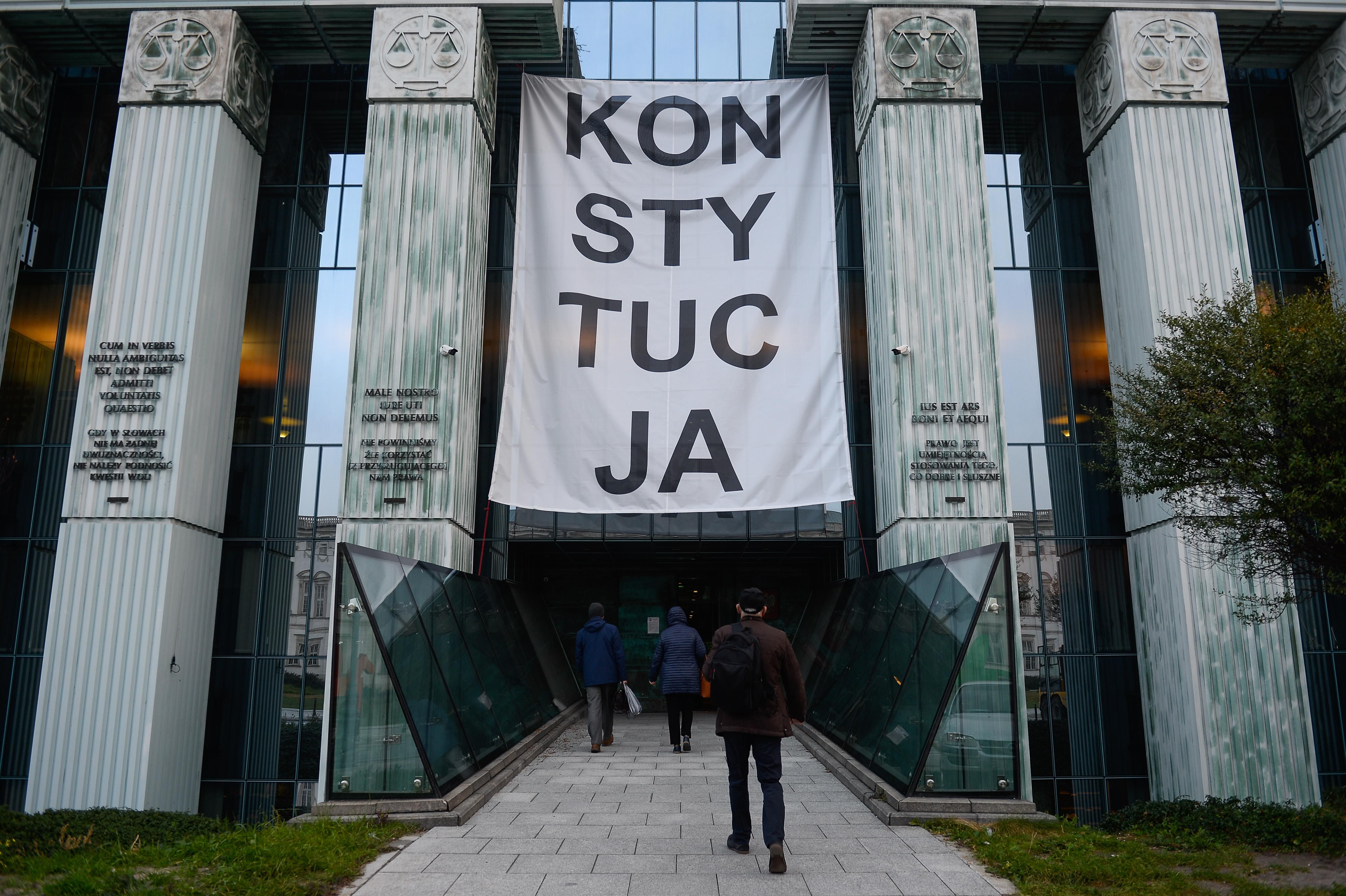 Банер "Конституція" на вході до Верховного Суду Польщі Банер "Конституція" на вході до Верховного Суду Польщі