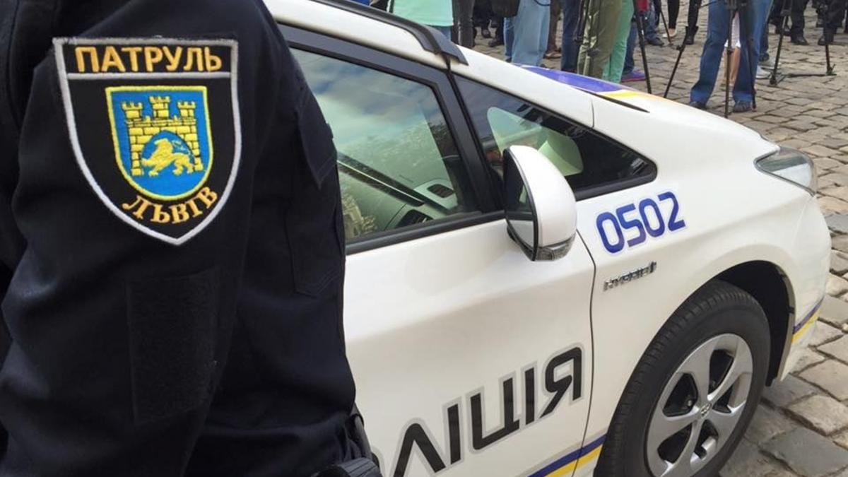 Во Львове подвыпивший мужчина сломал ногу правоохранителю Во Львове подвыпивший мужчина сломал ногу правоохранителю