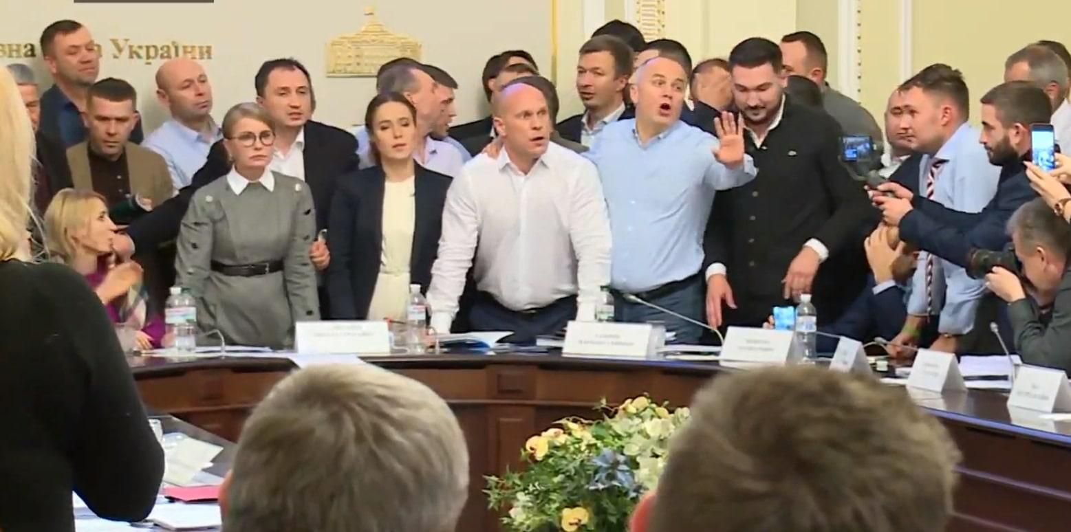 Депутати поштовхались на засіданні Аграрного комітету через закон про ринок землі: відео Депутати поштовхались на засіданні Аграрного комітету через закон про ринок землі: відео