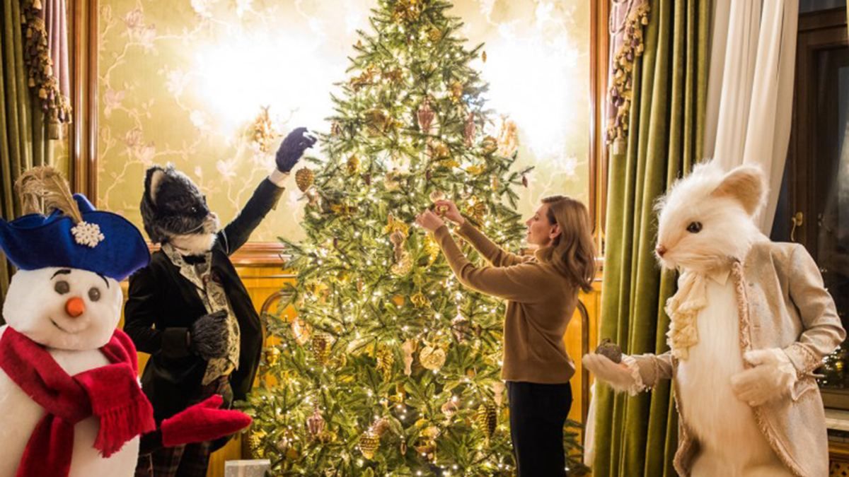 Олена Зеленська прикрасила новорічну ялинку: ефектне фото першої леді Олена Зеленська прикрасила новорічну ялинку: ефектне фото першої леді