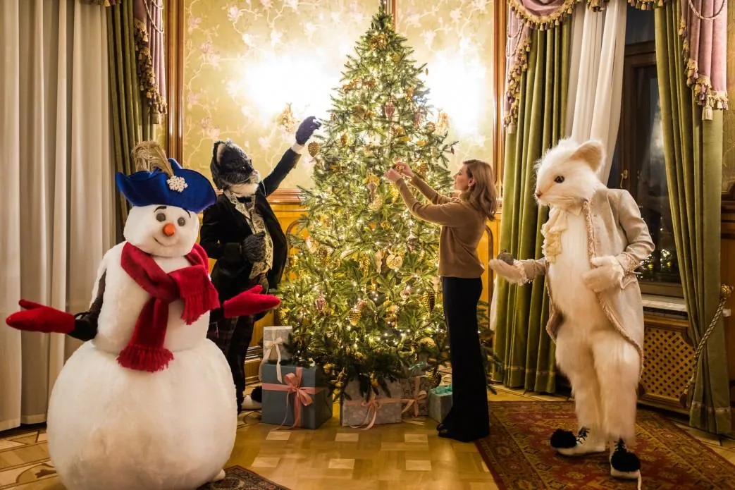 Олена Зеленська прикрасила новорічяну ялинку Олена Зеленська прикрасила новорічяну ялинку