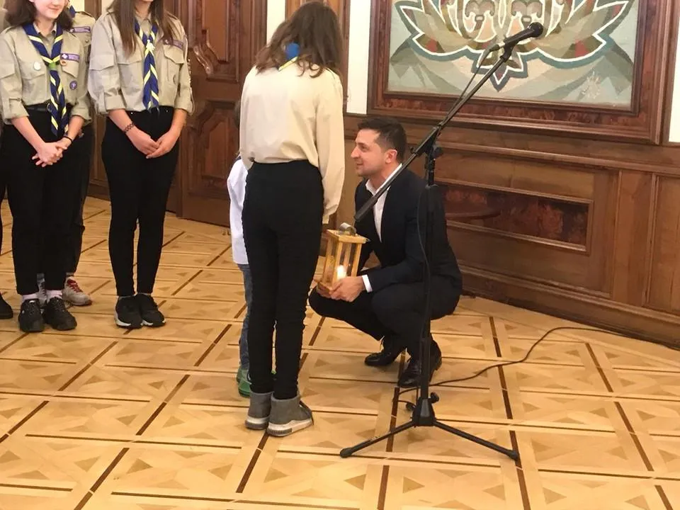 Пласт передав Зеленському Вифлиємський вогонь Пласт передав Зеленському Вифлиємський вогонь