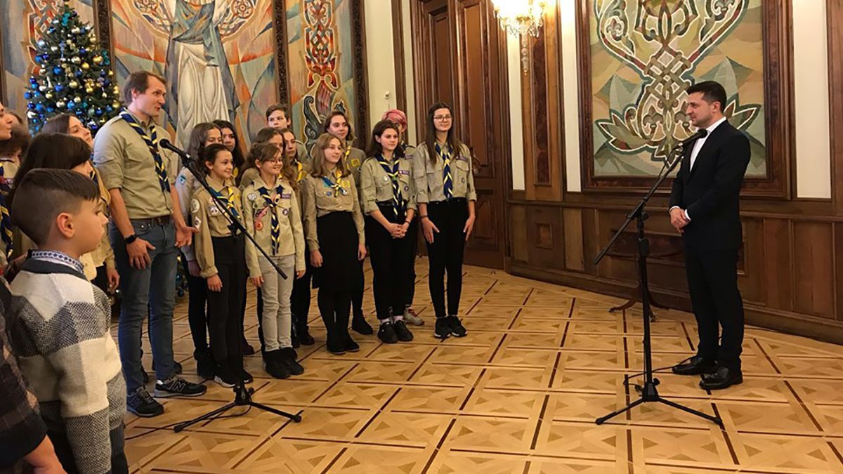 Скауты передали Зеленскому Вифлиемский огонь: фото Скауты передали Зеленскому Вифлиемский огонь: фото