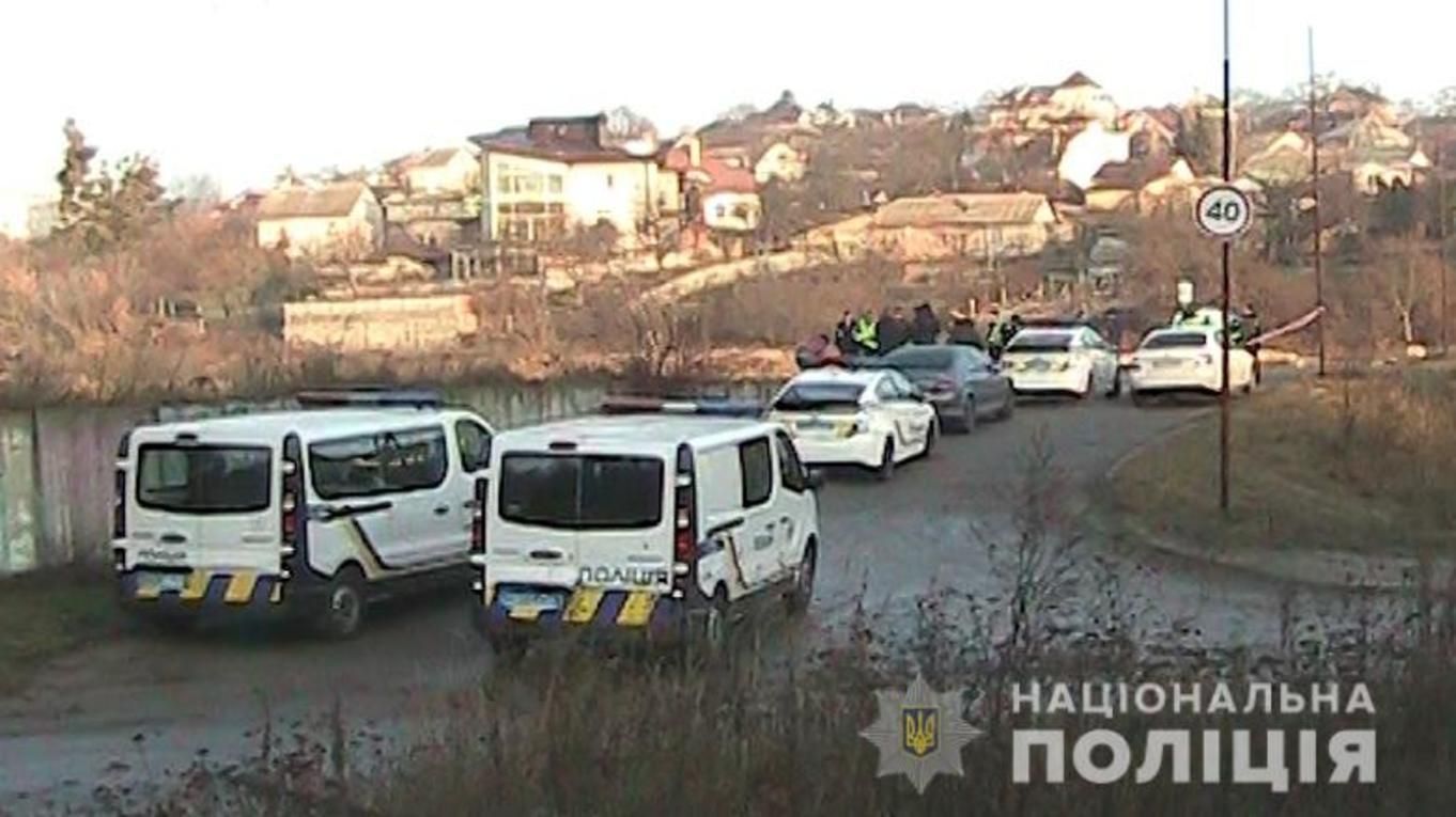 В Киеве у озера возле открытой машины нашли труп женщины
