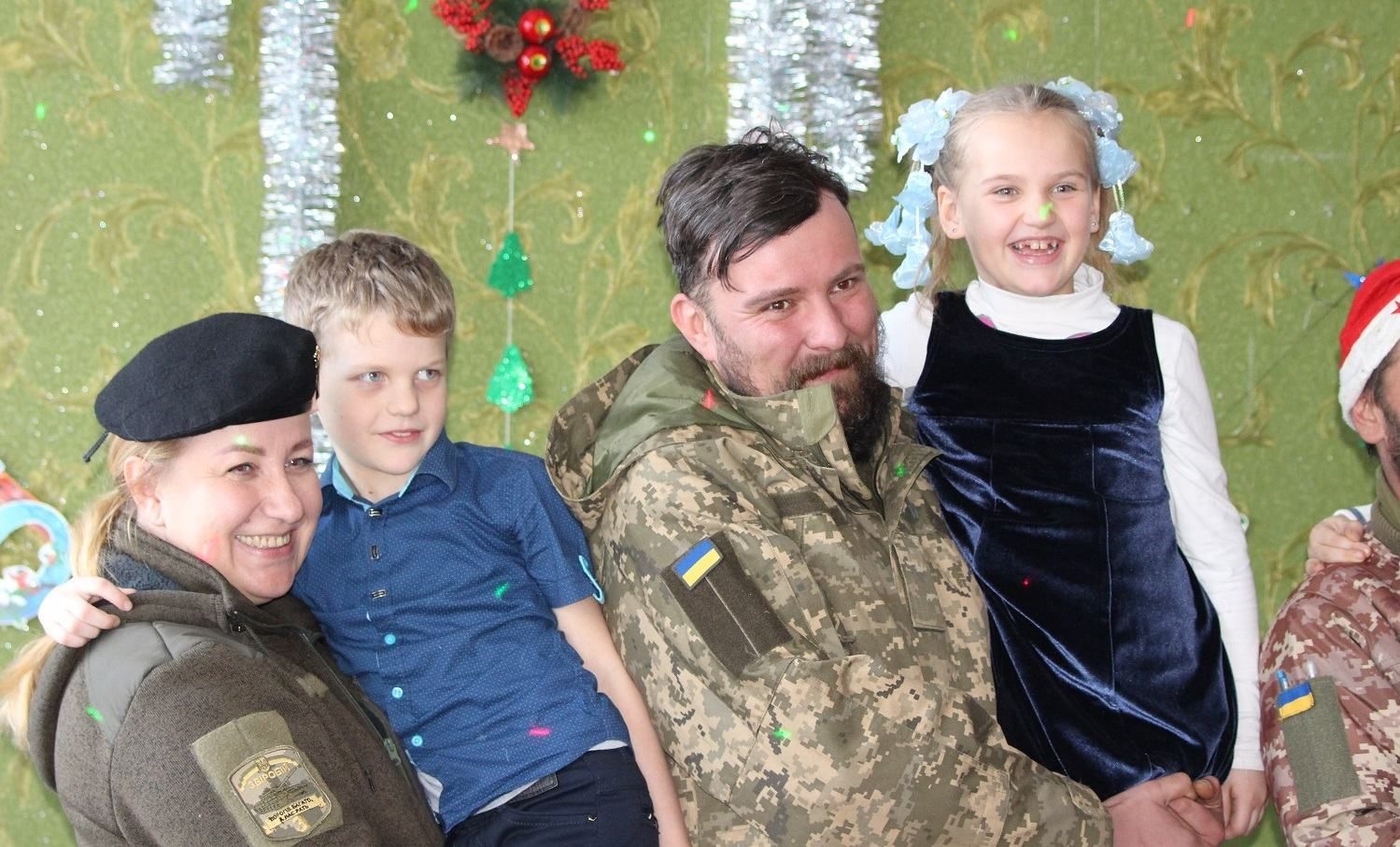 Бояться, але їдуть: про дітей, які відвідують військових в зоні ООС Бояться, але їдуть: про дітей, які відвідують військових в зоні ООС