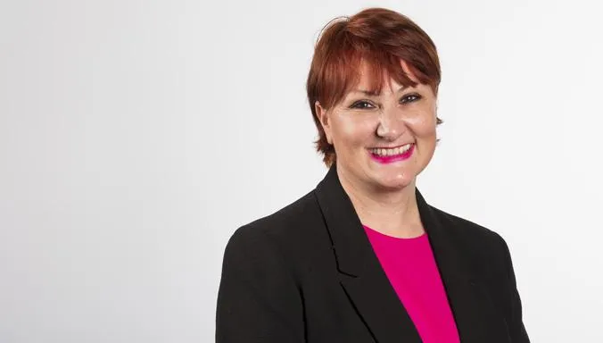 Клер Хатчінсон Клер Хатчінсон