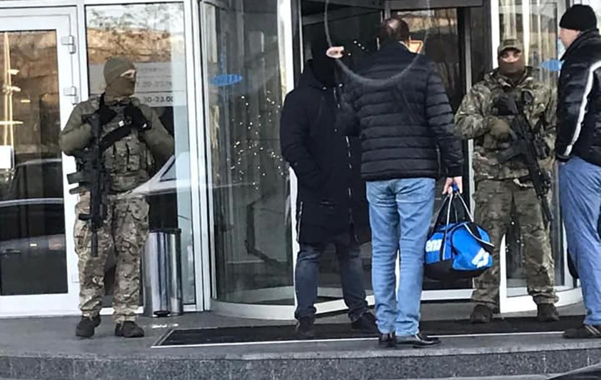 В Киеве обыскали спортклуб "5 элемент" по делу Порошенко