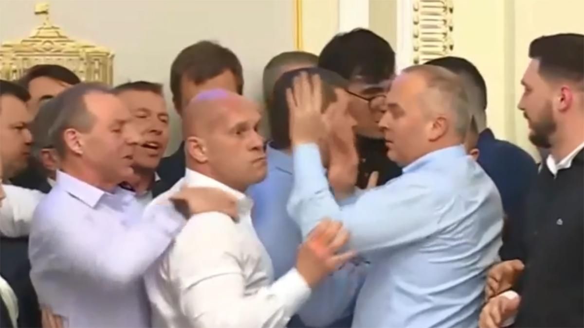 Кива угрожал съесть Мотовиловца: драка в аграрном комитете Кива угрожал съесть Мотовиловца: драка в аграрном комитете