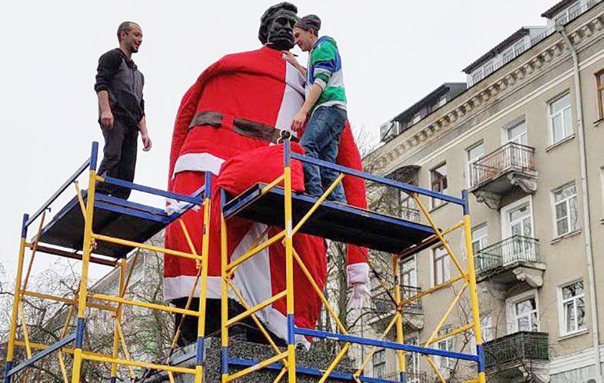 З Пушкіна зробили Йоулупуккі в Тернополі: кумедне фото З Пушкіна зробили Йоулупуккі в Тернополі: кумедне фото